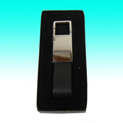 Attraktives Schlüsselband in Leder-Metall-Mix