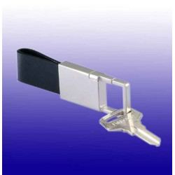 Attraktives Schlüsselband in Leder-Metall-Mix